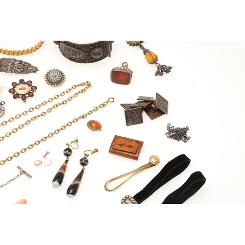 458 - A QUANTITY OF JEWELLERY IN A GREEN LEATHER JEWELLERY BOX. including a seed pearl flowerhead brooch, ... 