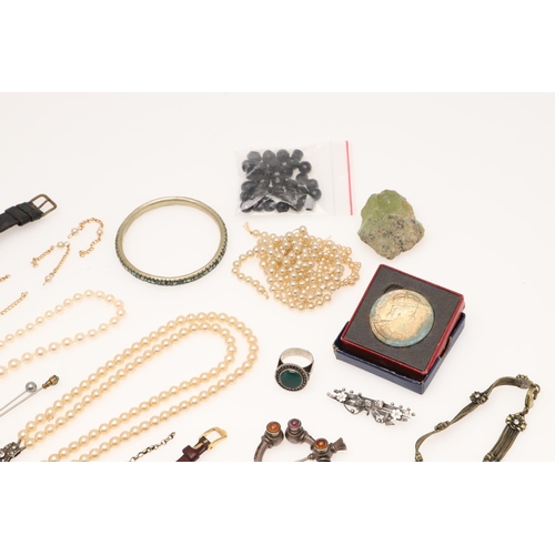 459 - A QUANTITY OF JEWELLERY IN A BLACK LEATHER JEWELLERY BOX. including a garnet and gold cluster ring, ... 