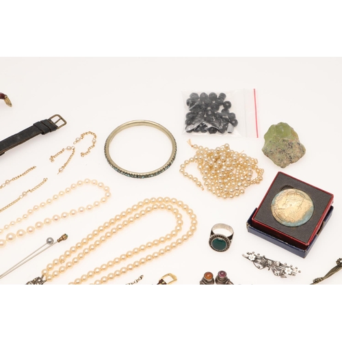 459 - A QUANTITY OF JEWELLERY IN A BLACK LEATHER JEWELLERY BOX. including a garnet and gold cluster ring, ... 