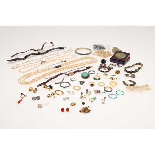 459 - A QUANTITY OF JEWELLERY IN A BLACK LEATHER JEWELLERY BOX. including a garnet and gold cluster ring, ... 