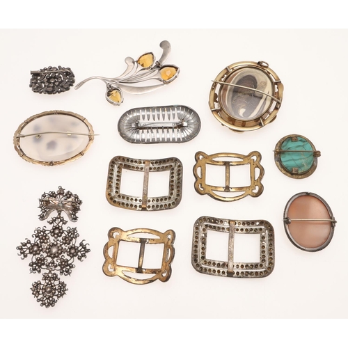 460 - A QUANTITY OF JEWELLERY. including a Victorian pinchbeck mourning brooch, mounted with hair to both ... 