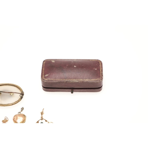 463 - A QUANTITY OF JEWELLERY. including a garnet and gold pendant and necklace, a gold cruciform pendant ... 