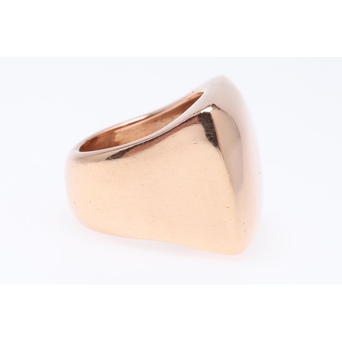 511 - A LARGE GOLD RING. of rectangular-shape, 26 grams. Size L.