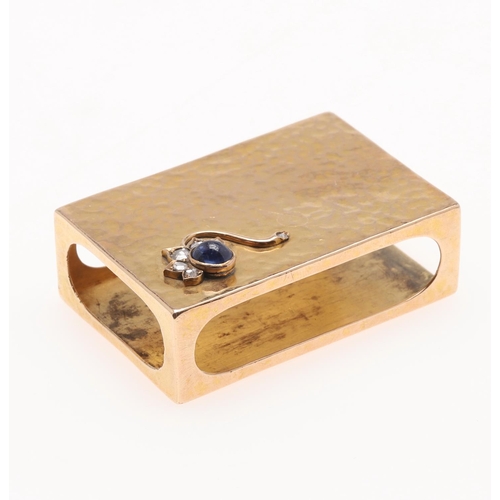 520 - A RUSSIAN SAPPHIRE AND DIAMOND SET GOLD MATCHBOX HOLDER. with hammered decoration, with applied flow... 