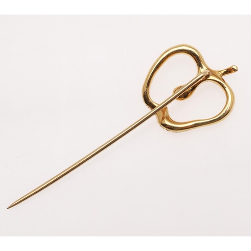 537 - AN 18CT GOLD STICK PIN BY ELSA PERETTI FOR TIFFANY & CO. in the shape of an apple, 3.2 grams.