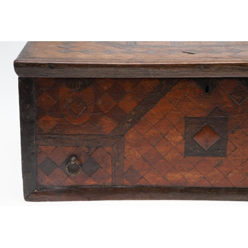 911 - AN ANTIQUE CONTINENTAL PARQUETRY BOX. the hinged lid enclosing a fleur de lys patterned paper lined ... 