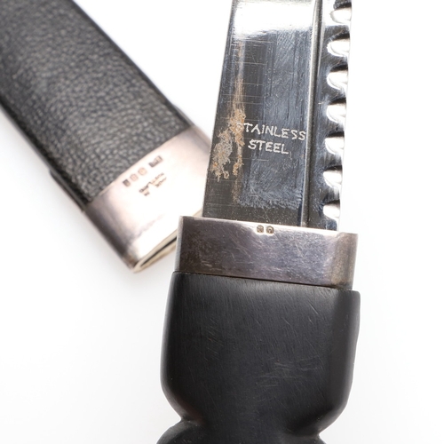 139 - A SCOTTISH SILVER MOUNTED SGIAN-DUBH. With a 9 cm Stainless Steel blade on a carved interlaced grip ... 