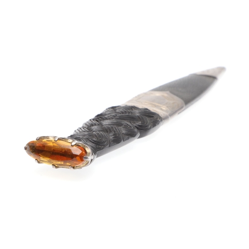 139 - A SCOTTISH SILVER MOUNTED SGIAN-DUBH. With a 9 cm Stainless Steel blade on a carved interlaced grip ... 