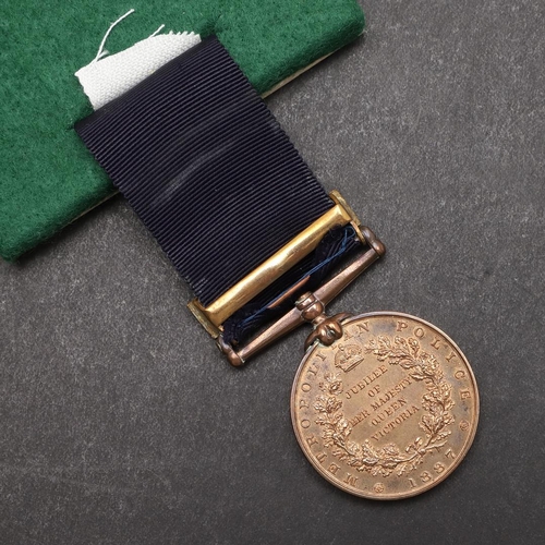 1002 - A POLICE JUBILEE MEDAL 1887 WITH 1897 CLASP TO THE METROPOLITAN POLICE. A Metropolitan police Jubile... 