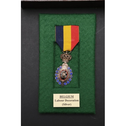 1053 - BELGIUM: A COLLECTION OF MEDALS INCLUDING LONG SERVICE AWARDS. A collection of medals comprising: Ki... 