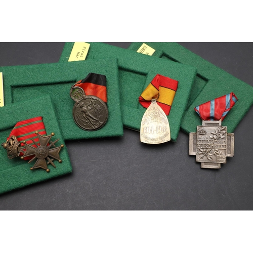 1055 - BELGIUM: A COLLECTION OF FIRST WORLD WAR MEDALS. A collection of medals comprising: Belgian War Meda... 