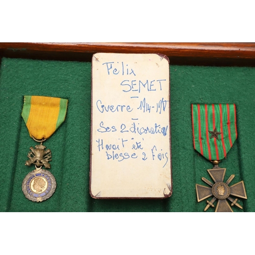 1081 - FRANCE: A GROUP OF THREE FIRST WORLD WAR MEDALS AND A SIMILAR PAIR. A Group of three comprising Croi... 