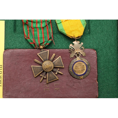 1081 - FRANCE: A GROUP OF THREE FIRST WORLD WAR MEDALS AND A SIMILAR PAIR. A Group of three comprising Croi... 