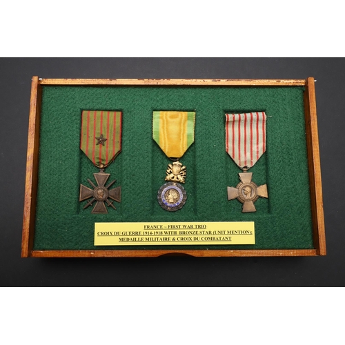 1081 - FRANCE: A GROUP OF THREE FIRST WORLD WAR MEDALS AND A SIMILAR PAIR. A Group of three comprising Croi... 