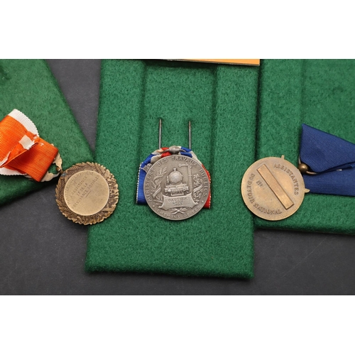 1086 - FRANCE: A COLLECTION OF MEDALS INCLUDING A NAVAL MEDAL FOR TONKIN. A medal for Tonkin (Vietnam) for ... 