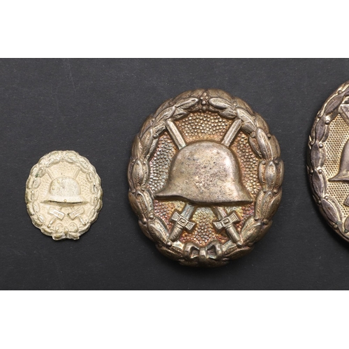 1142 - GERMANY: A COLLECTION OF FOUR GERMAN WOUND BADGES. Four German Wound badges, one bronze and two 'sil... 