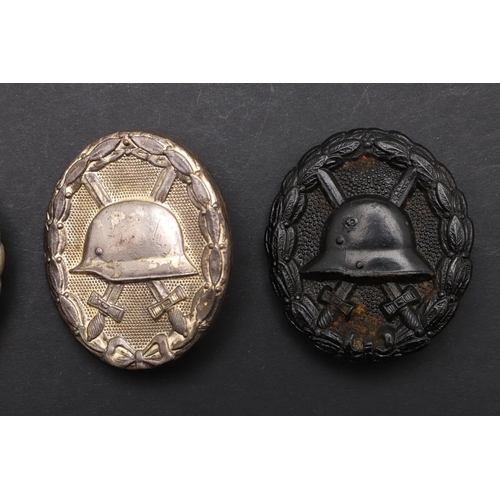 1142 - GERMANY: A COLLECTION OF FOUR GERMAN WOUND BADGES. Four German Wound badges, one bronze and two 'sil... 