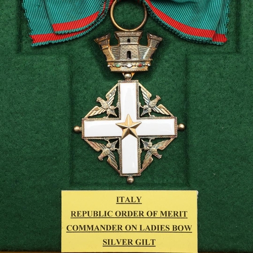 1150 - ITALY: ORDER OF MERIT OF THE ITALIAN REPUBLIC. The Italian Order of Merit, Commander on ladies bow, ... 