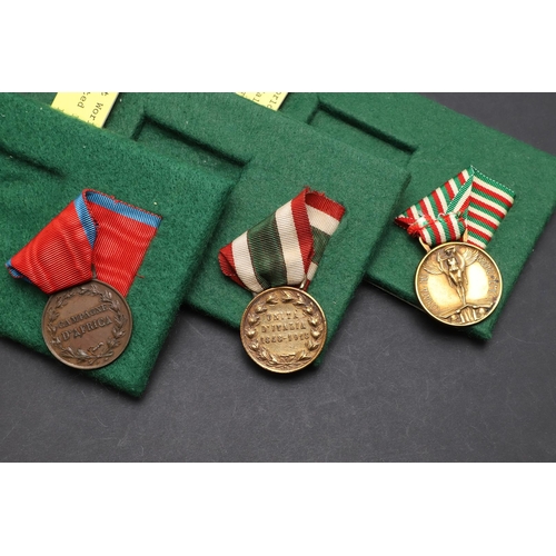 1153 - ITALY: A COLLECTION OF SIX MEDALS FIRST WORLD WAR AND EARLIER. An Italian Medal for the African camp... 