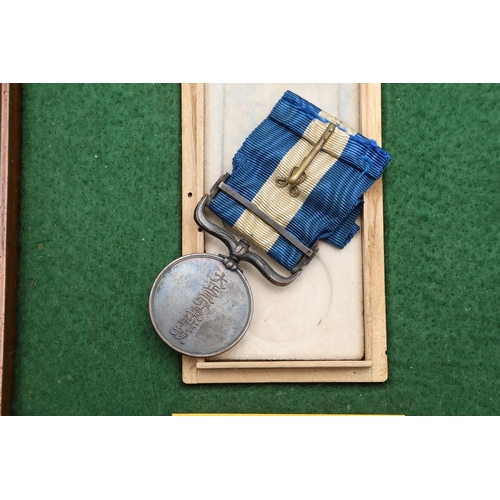 1158 - JAPAN: TWO FIRST WORLD WAR PERIOD MEDALS IN BOXES OF ISSUE. A Japanese Great War Medal 1914-15 for s... 