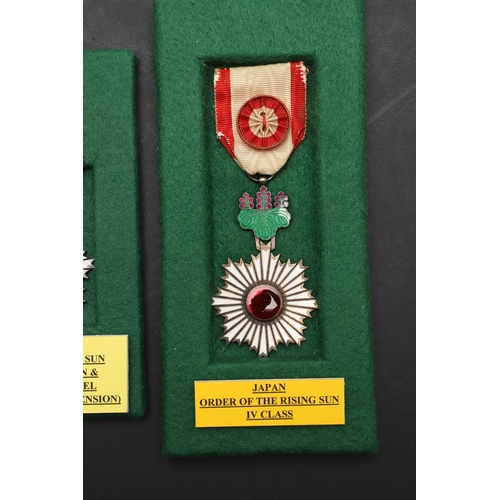 1160 - JAPAN: ORDER OF THE RISING SUN, IV CLASS AND ANOTHER SIMILAR. The Japanese Order of the Rising Sun, ... 