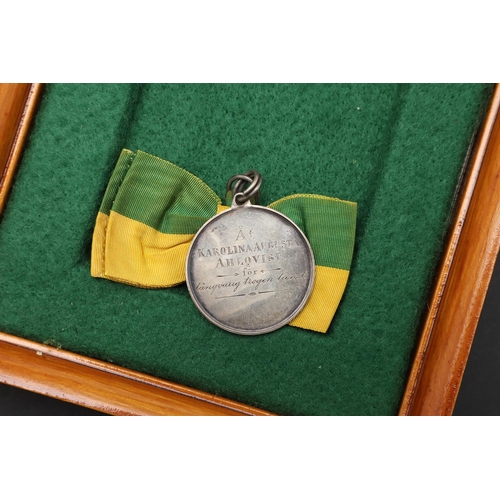 1182 - SWEDEN: ROYAL ORDER OF THE SWORD AND PATRIOTIC SOCIETY MEDAL. A Swedish Royal Order of the Sword wit... 