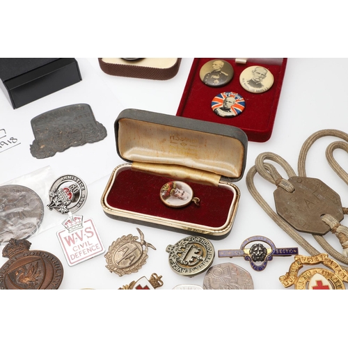 1203 - A COLLECTION OF MILITARIA AND LITERATURE TO INCLUDE BADGES AND BUTTONS. A collection of items includ... 