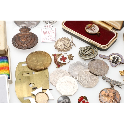 1203 - A COLLECTION OF MILITARIA AND LITERATURE TO INCLUDE BADGES AND BUTTONS. A collection of items includ... 