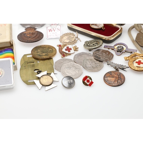 1203 - A COLLECTION OF MILITARIA AND LITERATURE TO INCLUDE BADGES AND BUTTONS. A collection of items includ... 