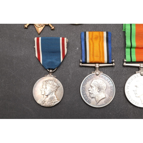 1224 - A FIRST WORLD WAR TRIO TO A MILITARY CROSS RECIPIENT WITH THE HAMPSHIRE REGIMENT. A Great War Trio c... 