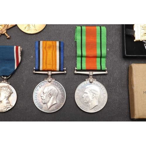 1224 - A FIRST WORLD WAR TRIO TO A MILITARY CROSS RECIPIENT WITH THE HAMPSHIRE REGIMENT. A Great War Trio c... 