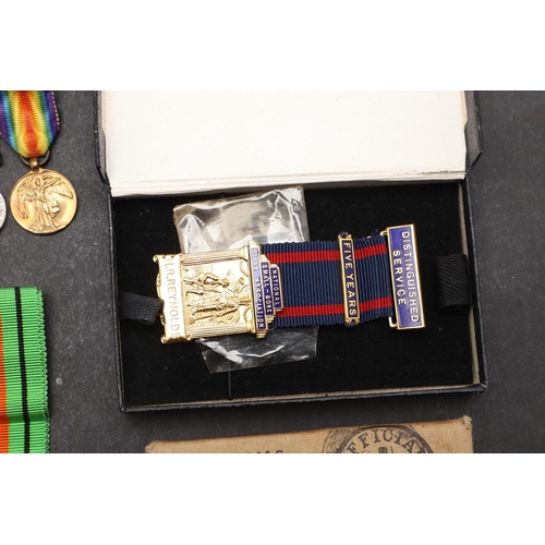 1224 - A FIRST WORLD WAR TRIO TO A MILITARY CROSS RECIPIENT WITH THE HAMPSHIRE REGIMENT. A Great War Trio c... 