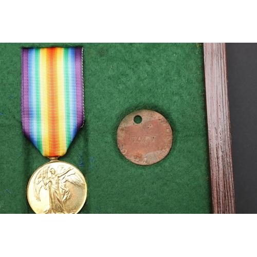 862 - A FIRST WORLD WAR PAIR AND TRENCH ART SOUVENIR TO THE SOMERSET LIGHT INFANTRY. A Great War pair comp... 