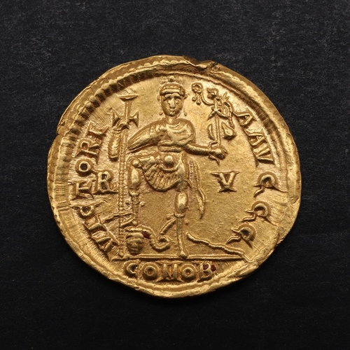 1446 - GOLD SOLIDUS OF VALENTINIAN III 425-455. Gold Solidus of Velentinina III (425-455)  diademed, draped... 