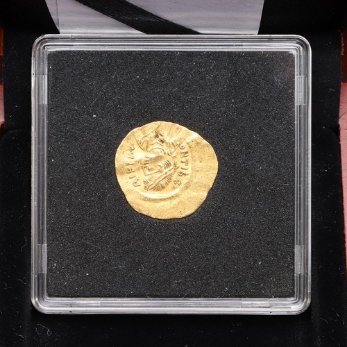 1447 - A LATE ROMAN GOLD COIN, POSSIBLY MAURICIUS TIBERIUS. A hammered Roman gold coin, possibly Flavius Ma... 