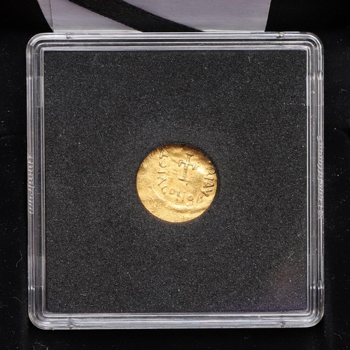 1447 - A LATE ROMAN GOLD COIN, POSSIBLY MAURICIUS TIBERIUS. A hammered Roman gold coin, possibly Flavius Ma... 