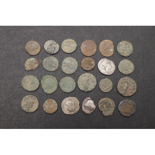 1448 - A COLLECTION OF TWENTY FOUR ROMAN COINS, METAL DETECTING FINDS. A mixed collection of twenty four Ro... 