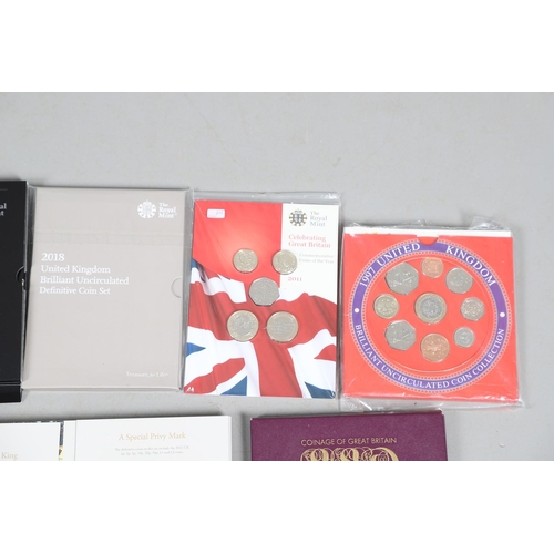 1605 - A COLLECTION OF ROYAL MINT YEAR SETS AND PRESENTATION ISSUES. Royal Mint recent issues to include: U... 