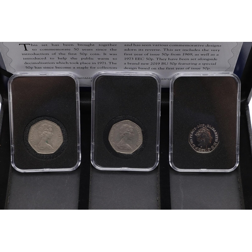 1627 - A COLLECTION OF RECENT ROYAL MINT FIFTY PENCE ISSUES. A collection including a cased pair of 2018 Pa... 