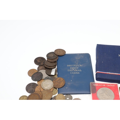 1665 - A MIXED COLLECTION OF WORLD COINS TO INCLUDE A 1974 FRENCH YEAR SET. A 1974 Monniae De Paris, 1974 n... 