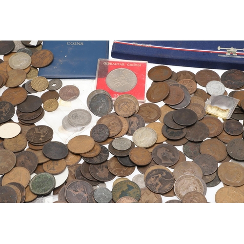 1665 - A MIXED COLLECTION OF WORLD COINS TO INCLUDE A 1974 FRENCH YEAR SET. A 1974 Monniae De Paris, 1974 n... 