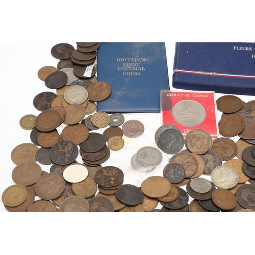 1665 - A MIXED COLLECTION OF WORLD COINS TO INCLUDE A 1974 FRENCH YEAR SET. A 1974 Monniae De Paris, 1974 n... 