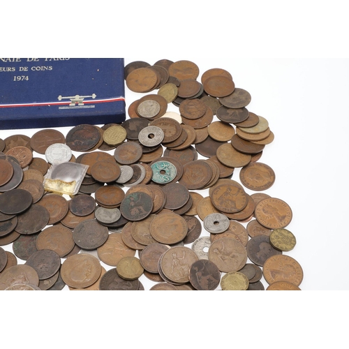 1665 - A MIXED COLLECTION OF WORLD COINS TO INCLUDE A 1974 FRENCH YEAR SET. A 1974 Monniae De Paris, 1974 n... 