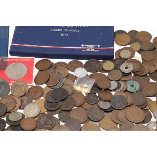 1665 - A MIXED COLLECTION OF WORLD COINS TO INCLUDE A 1974 FRENCH YEAR SET. A 1974 Monniae De Paris, 1974 n... 