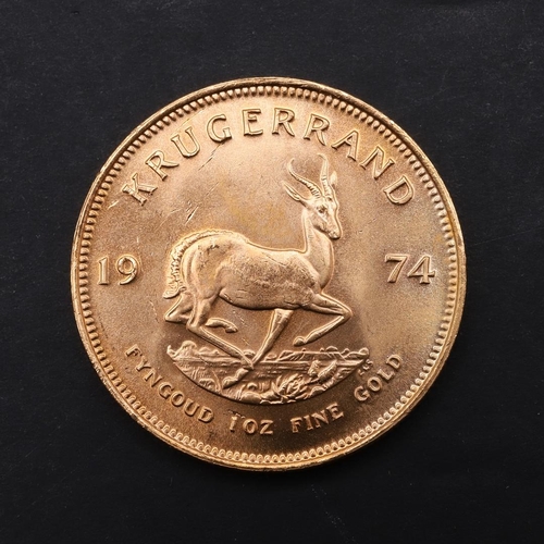 2003 - A SOUTH AFRICAN GOLD KRUGERRAND, 1974. A South African Kruggerand, dated 1974. '1 oz Fine Gold'. 32.... 