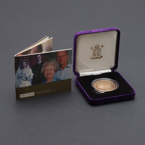 2039 - A QUEEN ELIZABETH II DIAMOND WEDDING GOLD PROOF CROWN, 2007. A Royal Mint Gold Crown for Her Majesty... 