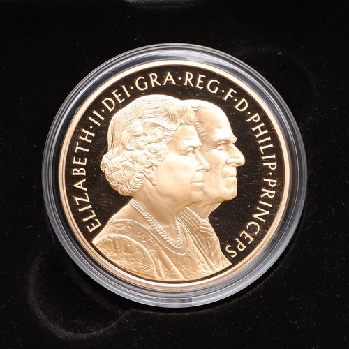 2039 - A QUEEN ELIZABETH II DIAMOND WEDDING GOLD PROOF CROWN, 2007. A Royal Mint Gold Crown for Her Majesty... 