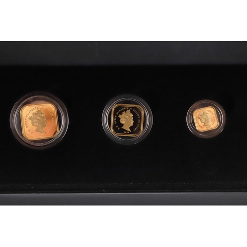 2074 - A HATTON'S OF LONDON THREE COIN SOVEREIGN SET, 2019. A Tristan Da Cunha three coin set comprising 22... 