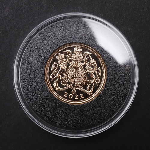 2081 - AN ELIZABETH II PLATINUM JUBILEE GOLD SOVEREIGN, 2022. Royal coat of arms and supporters above date ... 