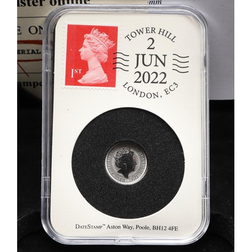 2084 - A QUEEN ELIZABETH 1/10 OZ PLATINUM BRITANNIA, 2022. A Datestamp Queen Elizabeth II official birthday... 